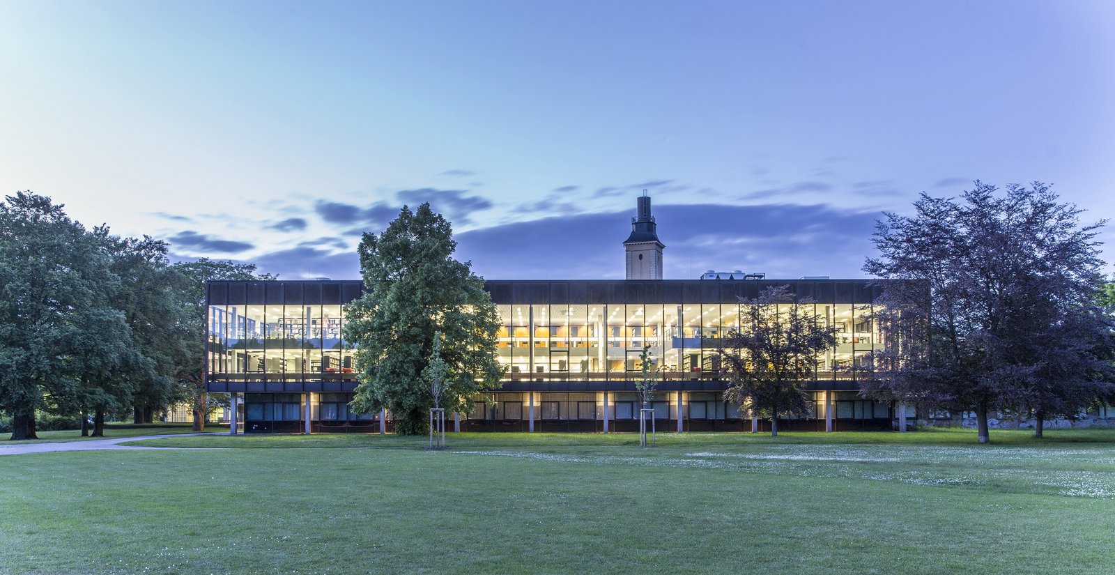 TIB Hannover, building natural sciences by dusk